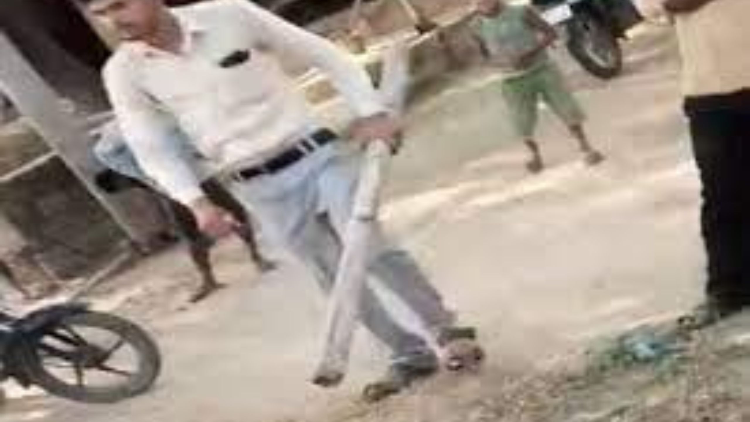 UP : बिजली चेकिंग करने गई विद्युत टीम के साथ कनेक्शन धारक की लाठी डंडों से मारपीट, वीडियो वायरल