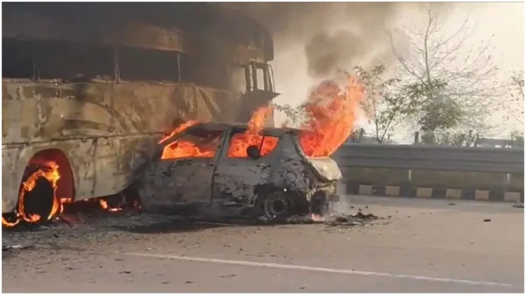 UP :  यमुना एक्सप्रेसवे पर बस से टकराई कार, जिंदा जले पांच लोग
