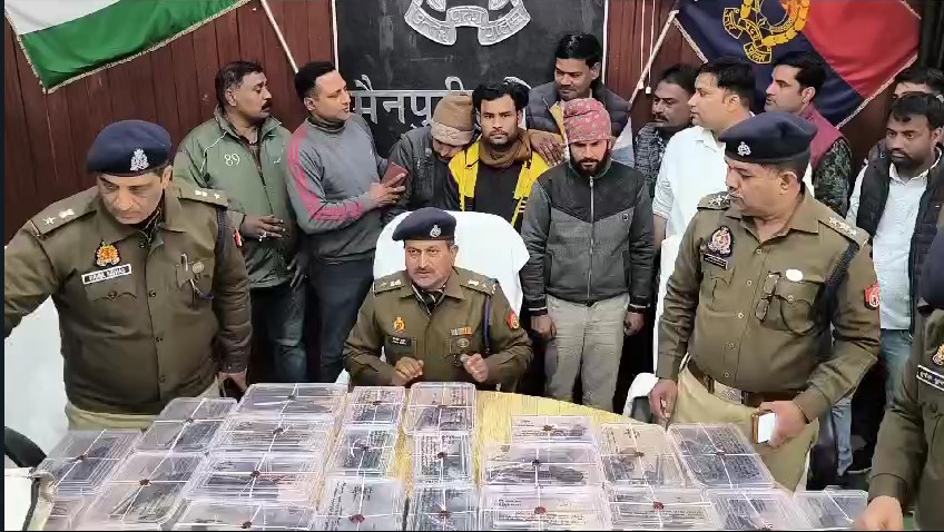 Mainpuri : ऑपरेशन शिकंजा के तहत पुलिस ने अवैध शास्त्र फैक्ट्री का किया भंडाफोड़, 3 लोगो किया गिरफ्तार व 51 देसी तमंचे हुए बरामद