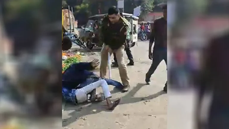 UP : बाल खींचा, रॉड से पीटा… कानपुर पुलिस के दारोगा ने बीच सड़क दिखाई दबंगई- Video वायरल