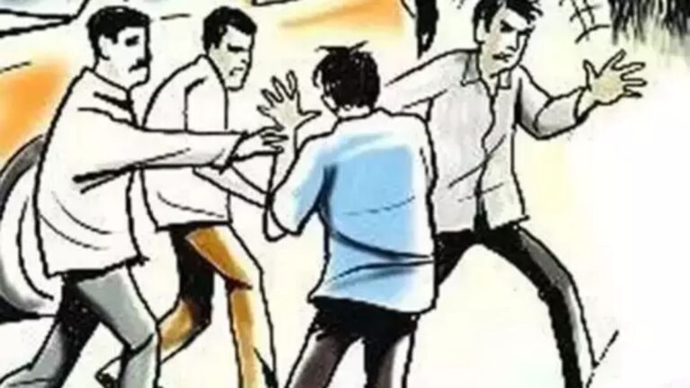 पार्लर से तैयार होकर निकला दूल्हा, दूसरे समुदाय के लोगों ने पिटाई कर दी