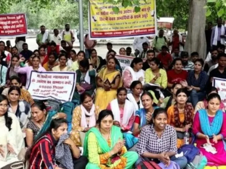 69000 शिक्षक भर्ती :  बेसिक शिक्षा मंत्री का आवास घेरकर की नारेबाजी: SC में सुनवाई न होने से अभ्यर्थियों में रोष