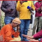 वृंदावन के केशी घाट पर DM का मानवीय रूप! भिखारी संग बैठकर की बातचीत, वीडियो वायरल