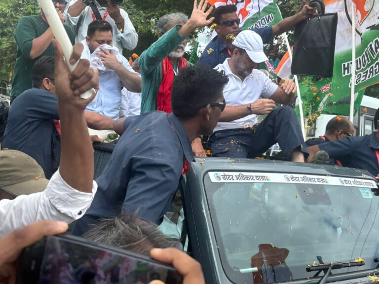 Voter Adhikar Yatra: कांग्रेस नेता राहुल गाँधी और तेजस्वी यादव की नवादा से यात्रा शुरू: JCB पर चढ़े समर्थक;